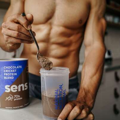 Sie sehen eine Packung SENS Proteinshake mit Grillenmehl – Schokolade, Produktbild: 02 SENS Proteinshake mit Grillenmehl – Schokolade, A-Nr.: 5948695 - 02