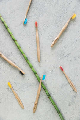 Sie sehen eine Packung Nordics Öko Zahnbürsten Bambus Family Pack 2x Erwachsene 2x Kids, Produktbild: 03 Nordics Öko Zahnbürsten Bambus Family Pack 2x Erwachsene 2x Kids, A-Nr.: 5666867 - 03