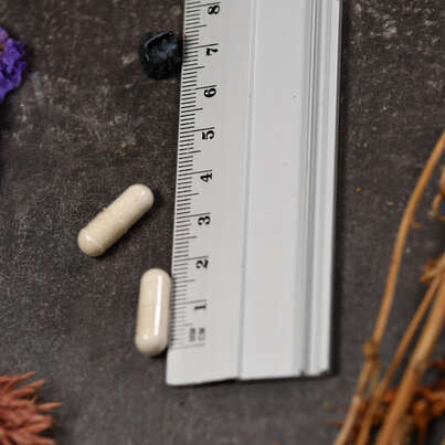 Sie sehen eine Packung Supplementa Vitamin B1 100 mg Kapseln, Produktbild: 04 Supplementa Vitamin B1 100 mg Kapseln, A-Nr.: 5574786 - 04